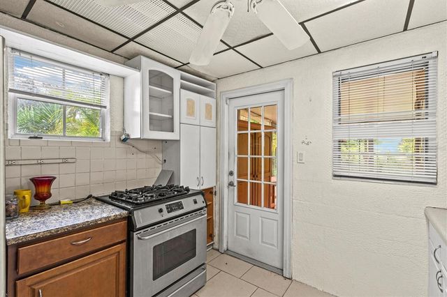 507 PINEWOOD AVENUE, Nokomis, FL 34275