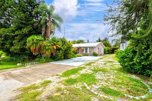 507 PINEWOOD AVENUE, Nokomis, FL 34275