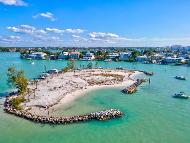 507 PINEWOOD AVENUE, Nokomis, FL 34275
