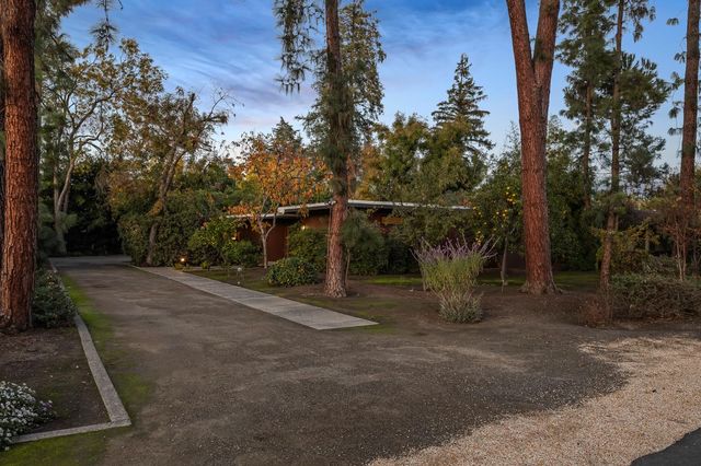 1135 E Santa Ana Avenue, Fresno, CA 93704