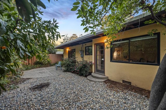 1135 E Santa Ana Avenue, Fresno, CA 93704