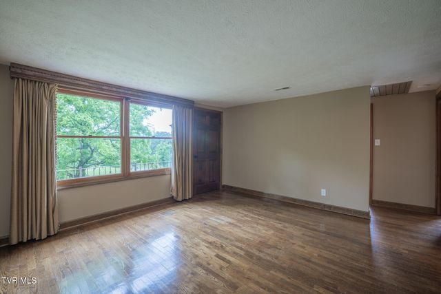 524 Cherokee Drive, Mount Carmel, TN 37645