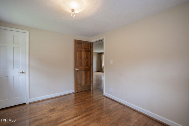 524 Cherokee Drive, Mount Carmel, TN 37645