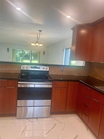 403 Lakeview Dr 106, Weston, FL 33326