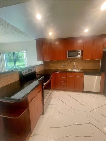 403 Lakeview Dr 106, Weston, FL 33326