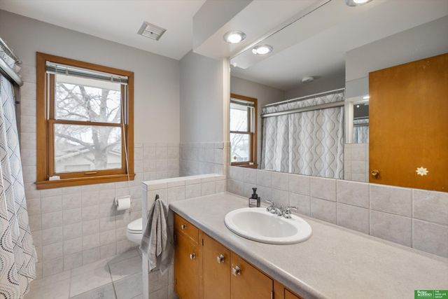 1725 S 76 Avenue, Omaha, NE 68124