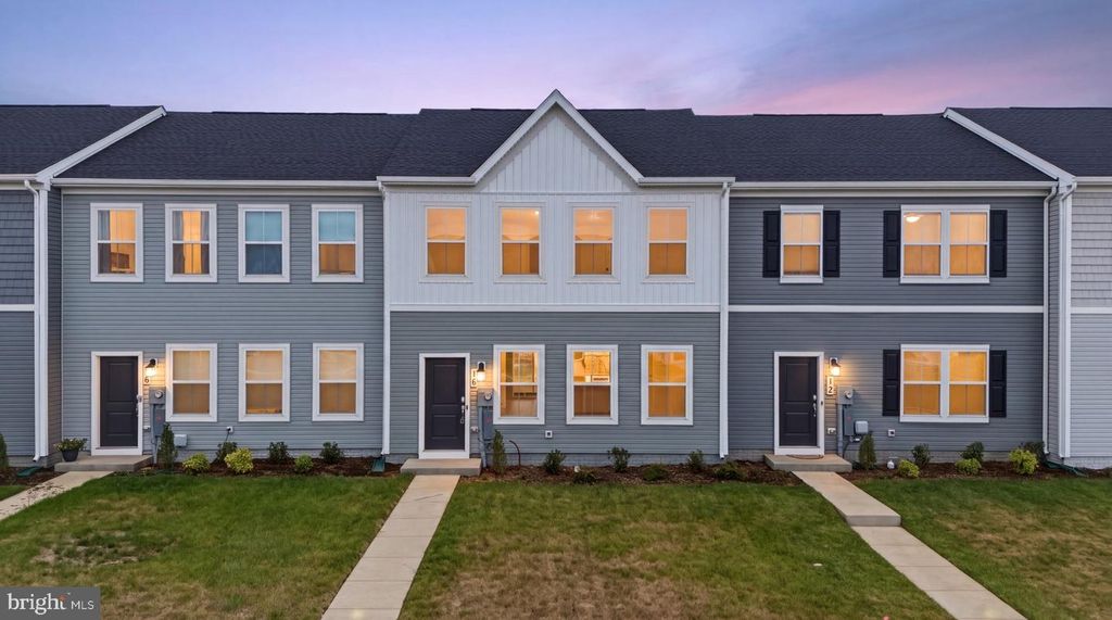 16 NIGHT STAR TER, Kearneysville, WV 25430