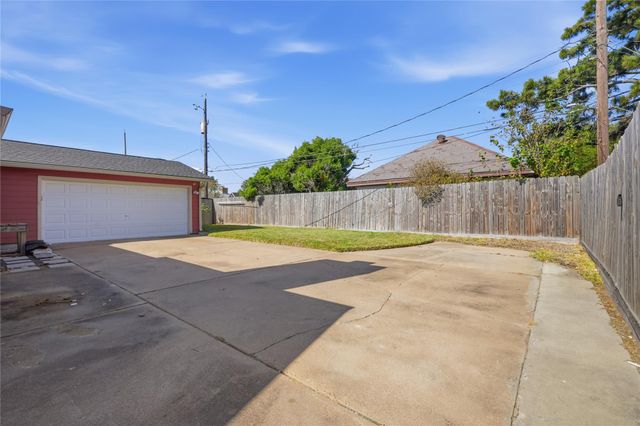 7706 Chantilly Circle, Galveston, TX 77551