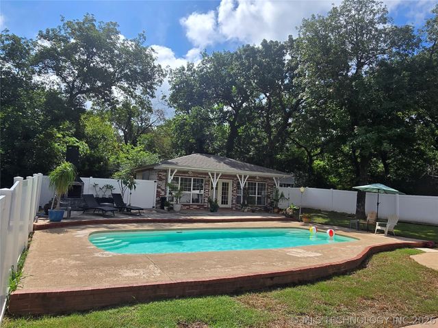 906 N 14 Street, Henryetta, OK 74437