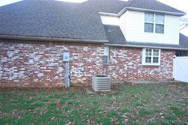 906 N 14 Street, Henryetta, OK 74437