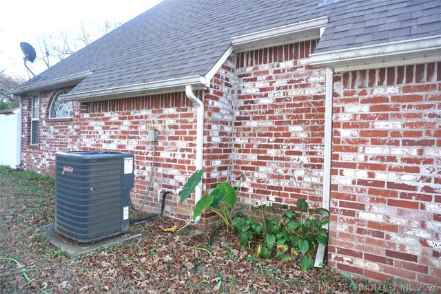 906 N 14 Street, Henryetta, OK 74437