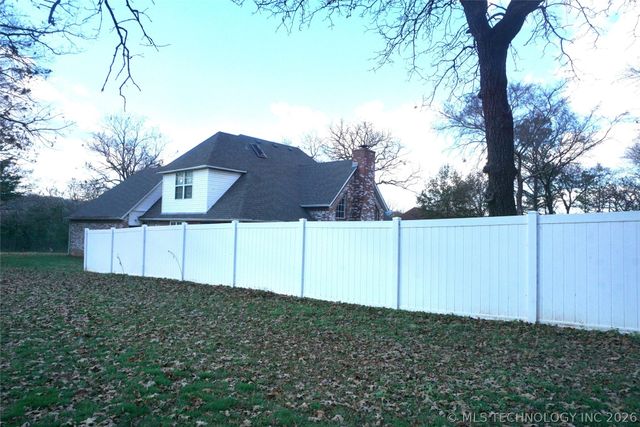 906 N 14 Street, Henryetta, OK 74437
