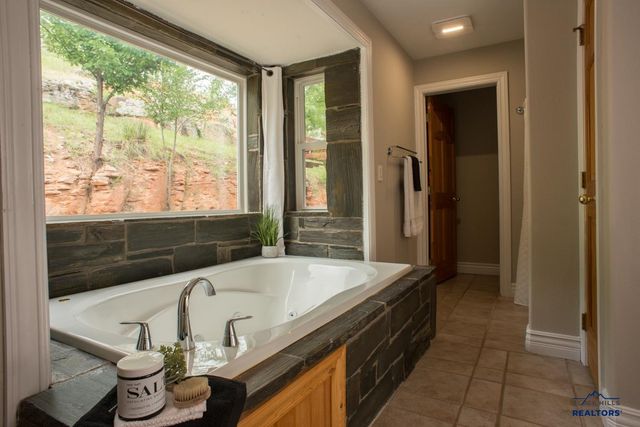 2330 ARROYO CT, Rapid City, SD 57702