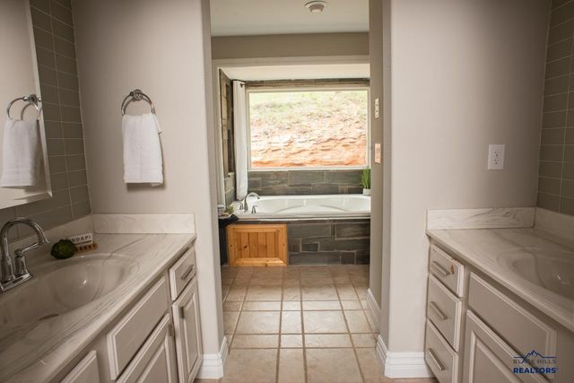 2330 ARROYO CT, Rapid City, SD 57702