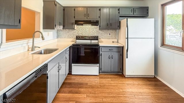 584 Dell Pl 84, Stanhope Boro, NJ 07874