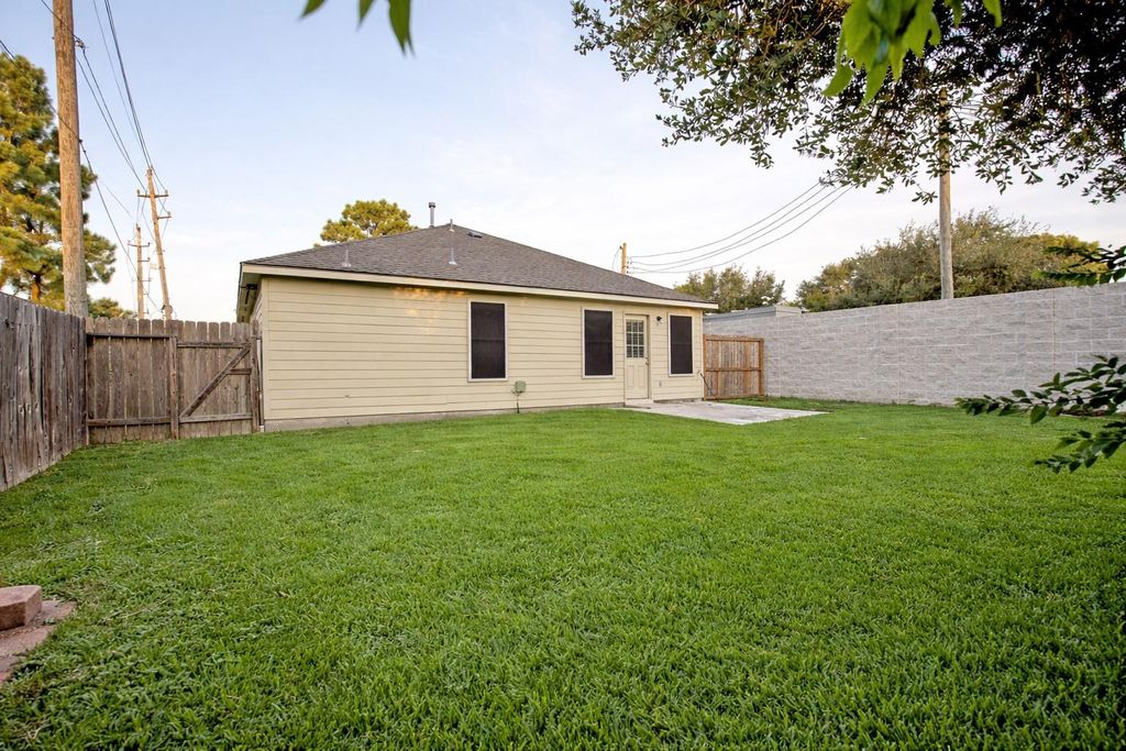 Image 18 of property listing at 7907 Fire Thorn Lane, Cypress, TX 77433