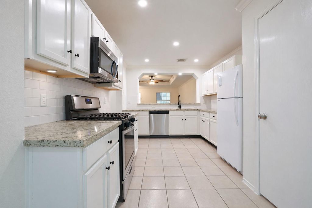 Image 6 of property listing at 7907 Fire Thorn Lane, Cypress, TX 77433