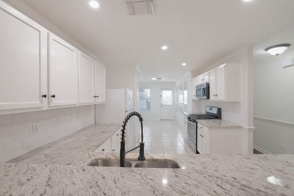 Image 9 of property listing at 7907 Fire Thorn Lane, Cypress, TX 77433