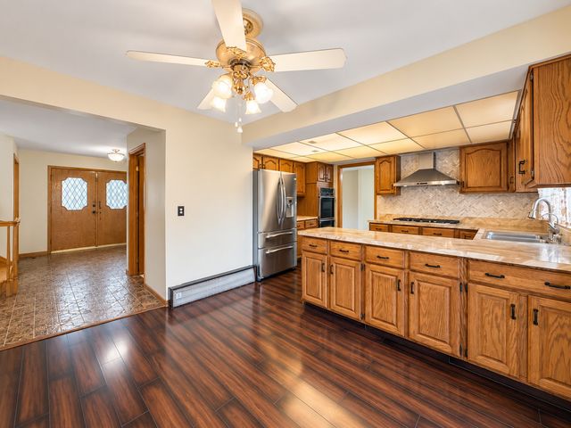 1428 Roslyn Road, Schaumburg, IL 60193