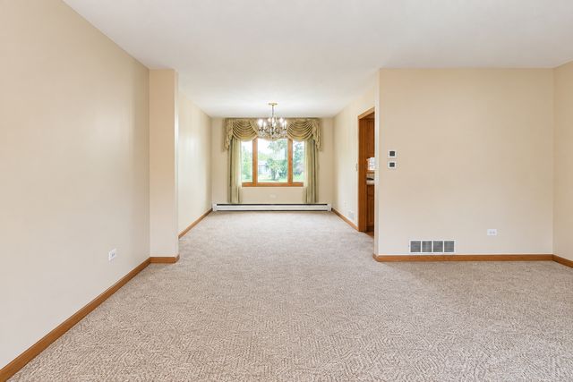 1428 Roslyn Road, Schaumburg, IL 60193
