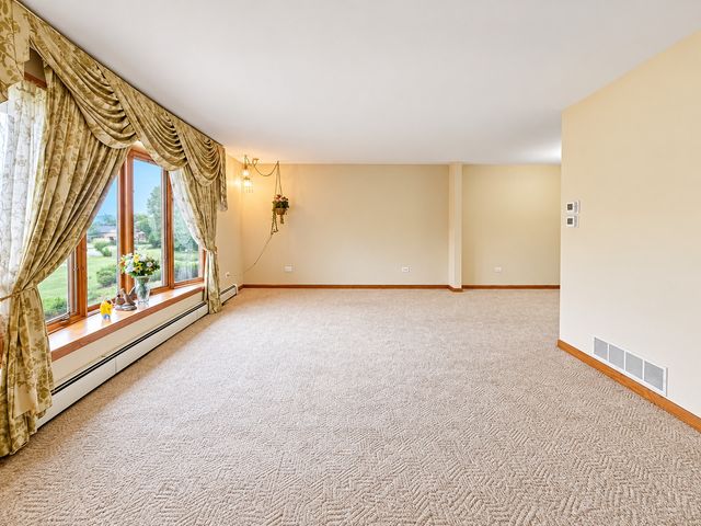 1428 Roslyn Road, Schaumburg, IL 60193
