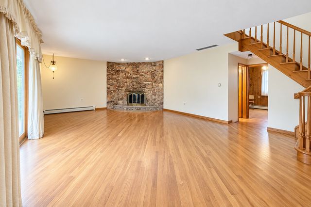 1428 Roslyn Road, Schaumburg, IL 60193