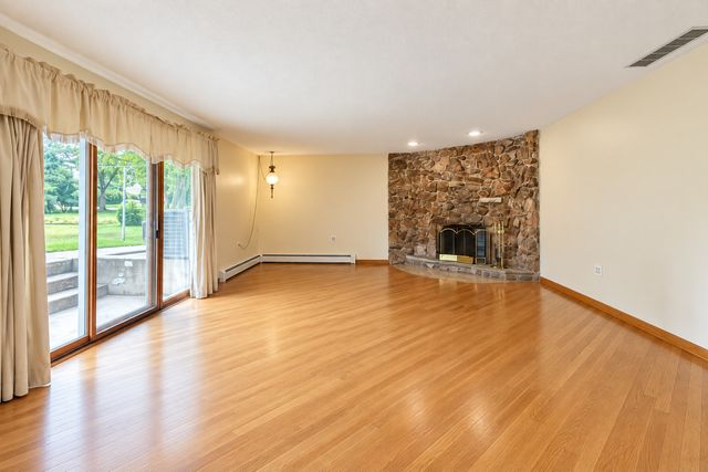 1428 Roslyn Road, Schaumburg, IL 60193