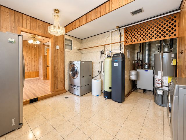 1428 Roslyn Road, Schaumburg, IL 60193