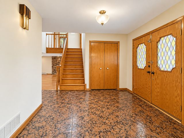 1428 Roslyn Road, Schaumburg, IL 60193