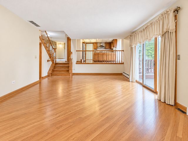 1428 Roslyn Road, Schaumburg, IL 60193