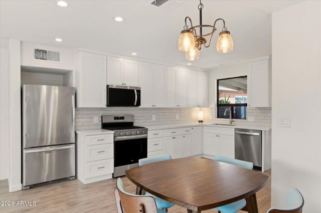 840 E OCOTILLO Road, Phoenix, AZ 85014