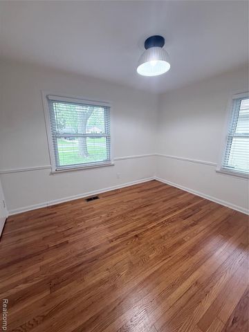 15708 Birwood Avenue, Beverly Hills, MI 48025