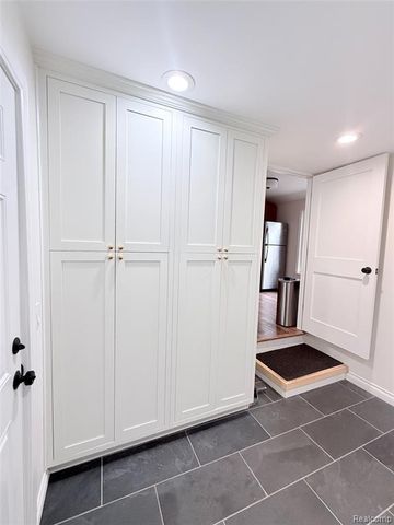 15708 Birwood Avenue, Beverly Hills, MI 48025