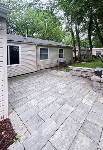 15708 Birwood Avenue, Beverly Hills, MI 48025