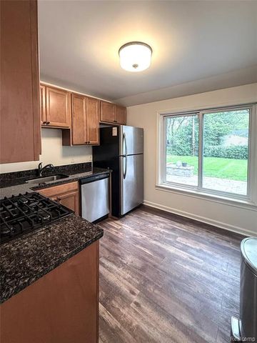 15708 Birwood Avenue, Beverly Hills, MI 48025