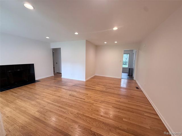 15708 Birwood Avenue, Beverly Hills, MI 48025