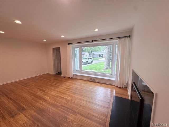 15708 Birwood Avenue, Beverly Hills, MI 48025