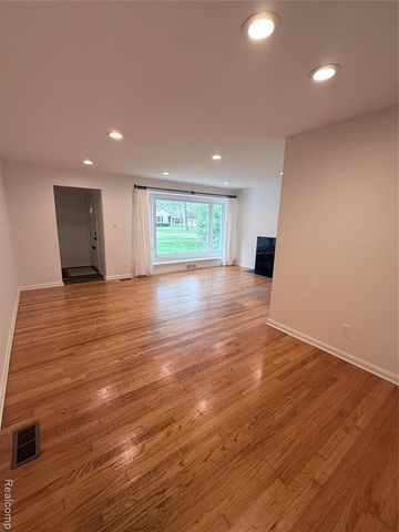 15708 Birwood Avenue, Beverly Hills, MI 48025