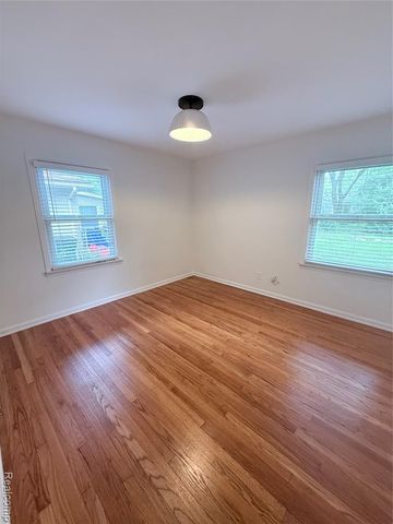 15708 Birwood Avenue, Beverly Hills, MI 48025