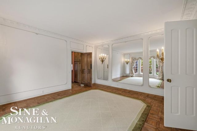 19 Stratton Place, Grosse Pointe Shores, MI 48236