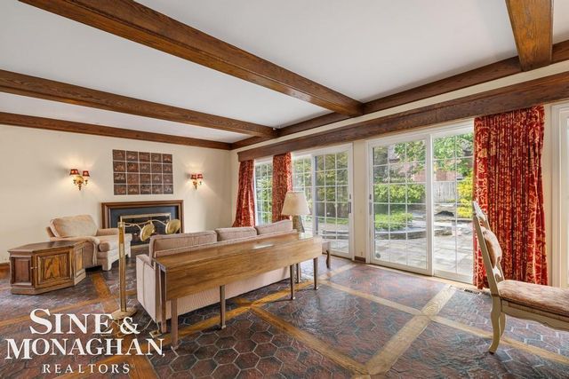 19 Stratton Place, Grosse Pointe Shores, MI 48236