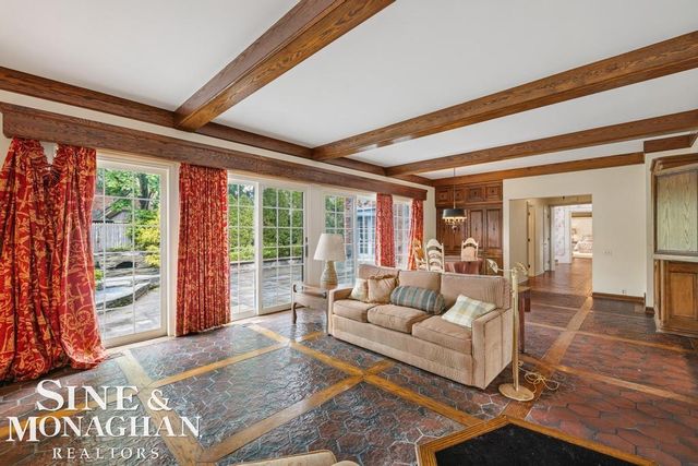 19 Stratton Place, Grosse Pointe Shores, MI 48236
