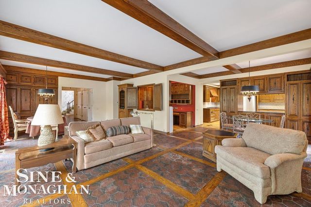 19 Stratton Place, Grosse Pointe Shores, MI 48236