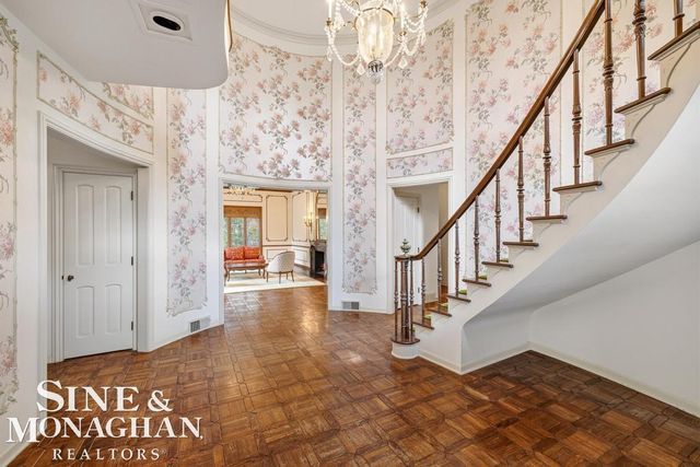 19 Stratton Place, Grosse Pointe Shores, MI 48236