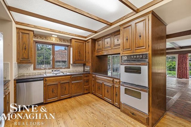 19 Stratton Place, Grosse Pointe Shores, MI 48236