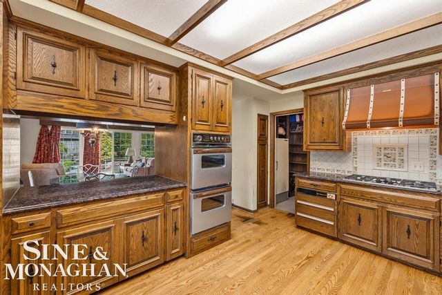 19 Stratton Place, Grosse Pointe Shores, MI 48236
