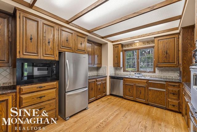 19 Stratton Place, Grosse Pointe Shores, MI 48236