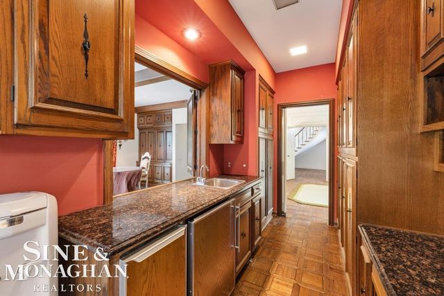 19 Stratton Place, Grosse Pointe Shores, MI 48236