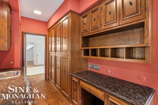 19 Stratton Place, Grosse Pointe Shores, MI 48236