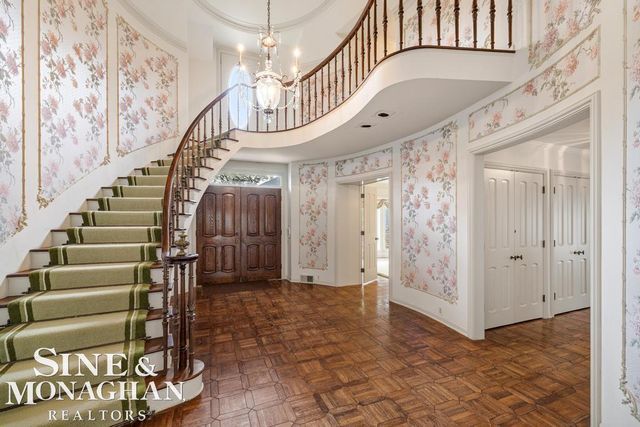 19 Stratton Place, Grosse Pointe Shores, MI 48236